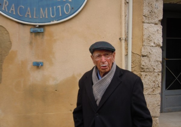 Gaetano Sferrazza davanti il circolo Zolfatai e Salinai