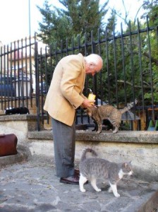 Vittorio Vinti con i suoi gatti